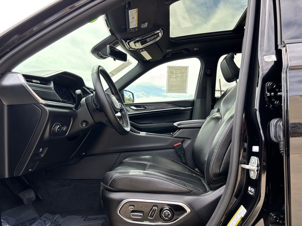 Used 2022 Jeep Grand Cherokee Overland w/ Luxury Tech Group IV AWD/4WD image 13