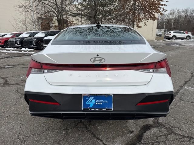 Certified 2025 Hyundai Elantra SE image 18