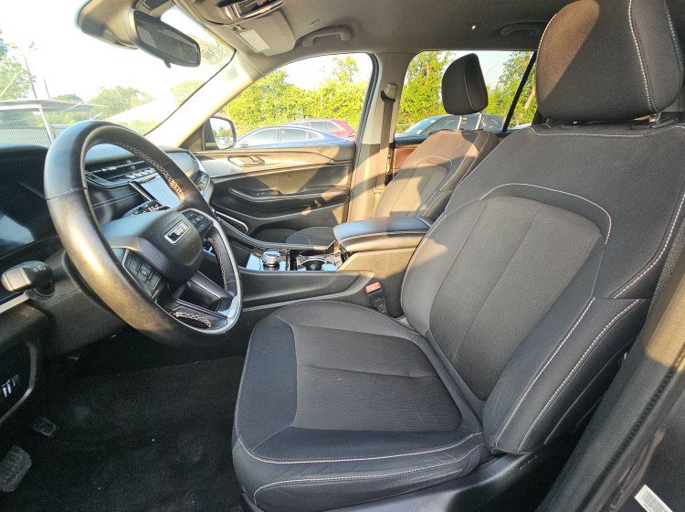Used 2022 Jeep Grand Cherokee L Laredo w/ Luxury Tech Group I RWD image 3
