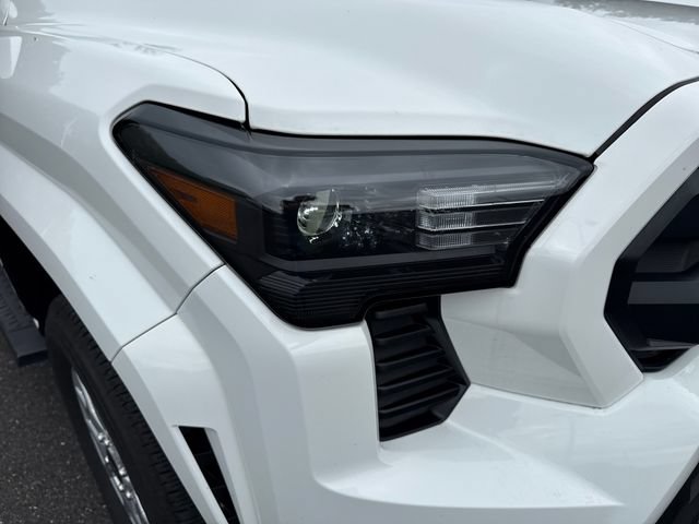 Certified 2025 Toyota Tacoma SR5 AWD/4WD image 12