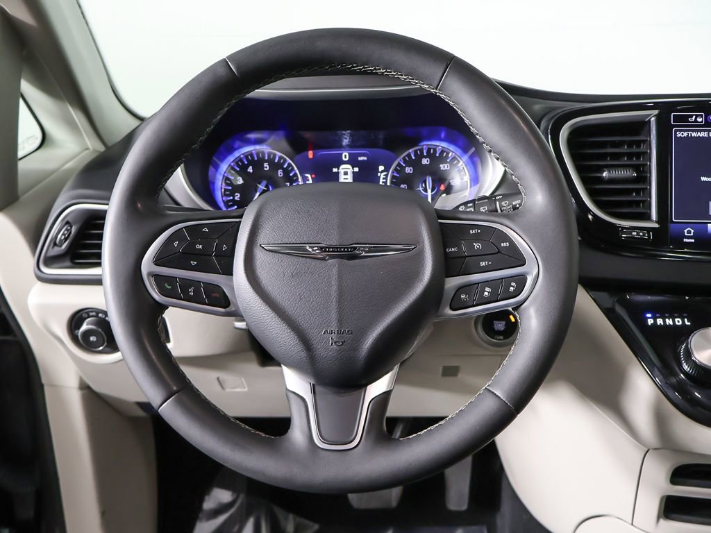 Used 2023 Chrysler Pacifica Touring-L FWD image 41