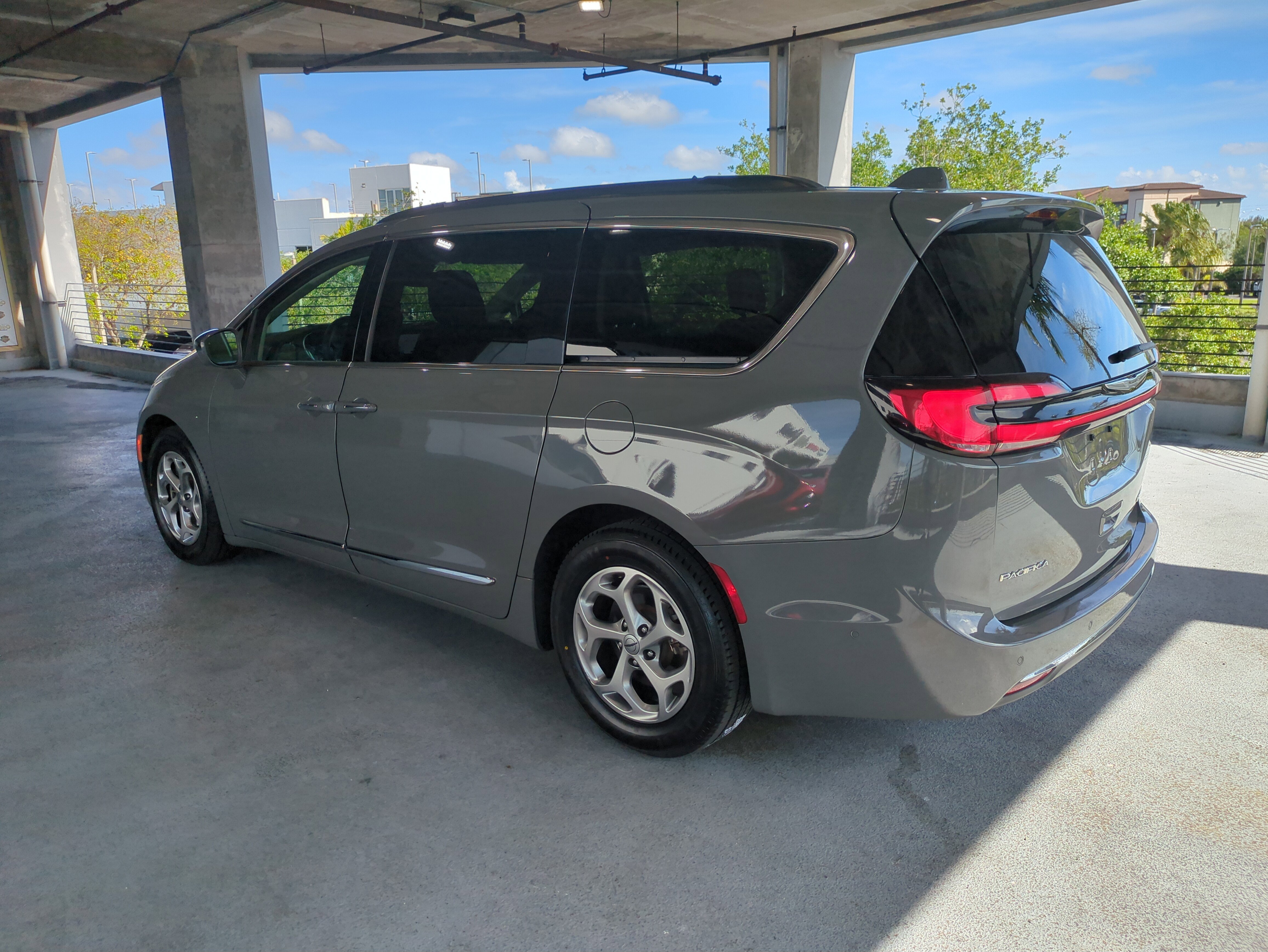 Used 2022 Chrysler Pacifica Limited FWD image 7