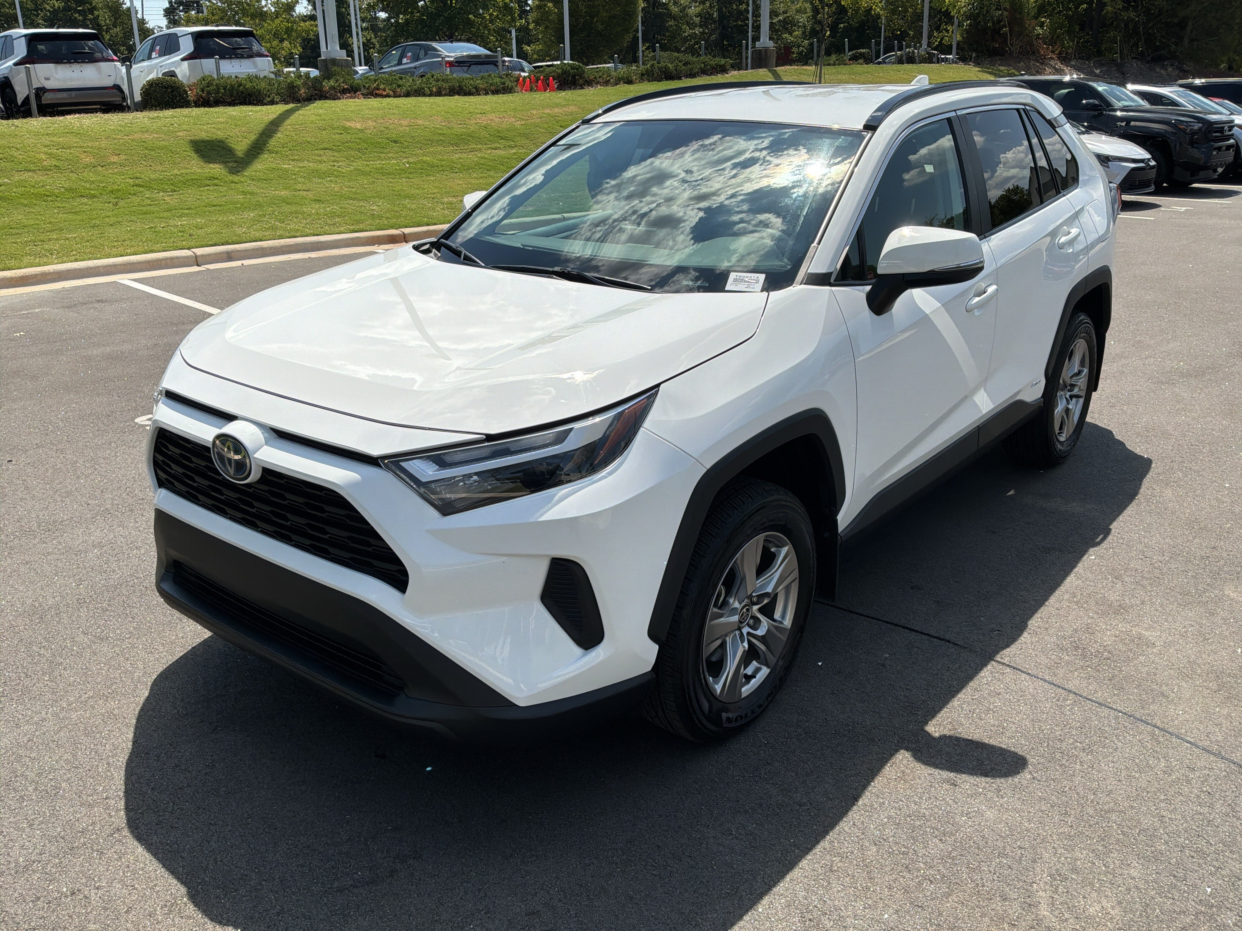 Used 2024 Toyota RAV4 XLE AWD/4WD image 5
