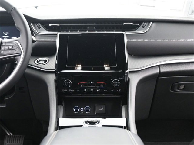 Used 2024 Jeep Grand Cherokee Laredo image 25