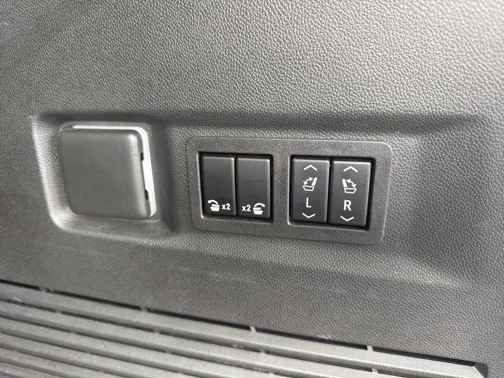 Used 2023 GMC Yukon SLT w/ SLT Luxury Package image 13