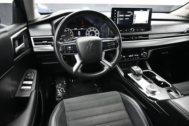 Used 2025 Mitsubishi Outlander SE FWD image 16
