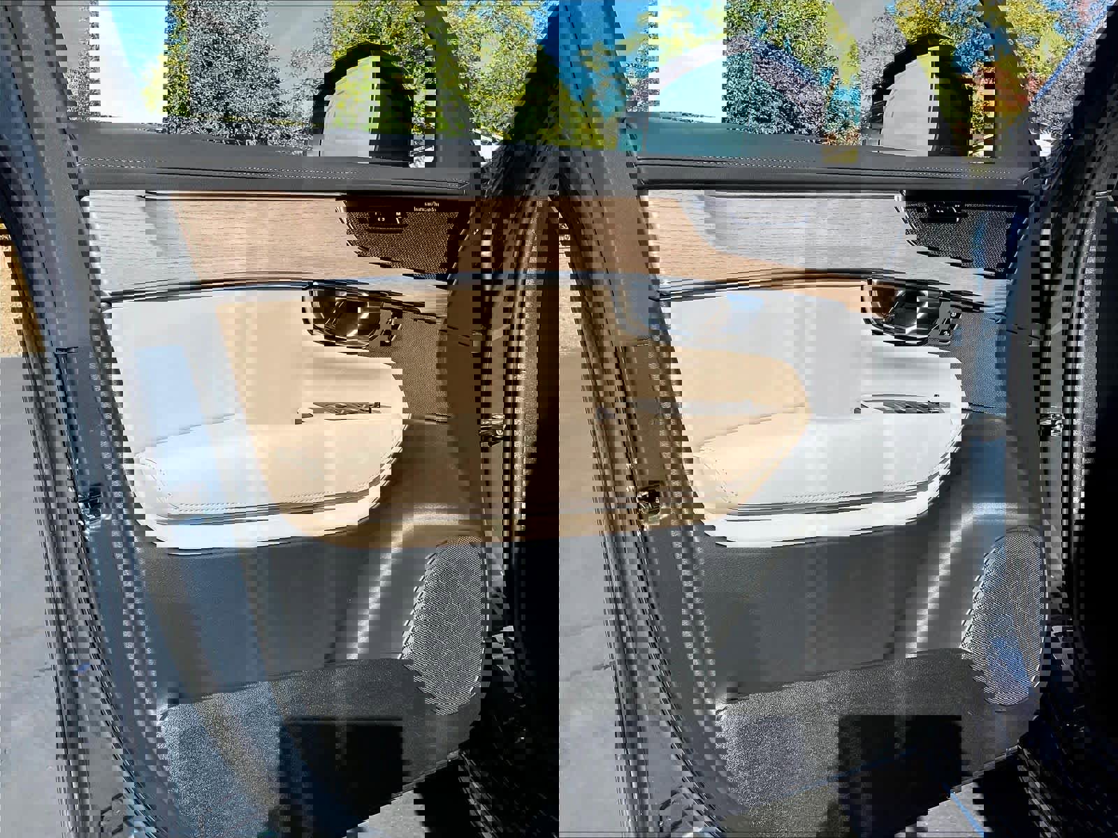 New 2026 Volvo XC90 B6 Plus w/ Protection Package Premier image 24