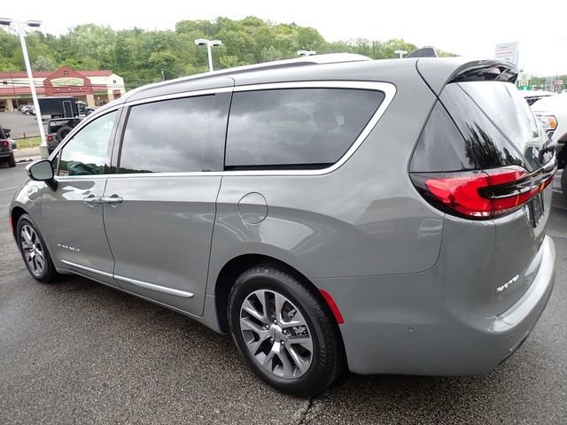Used 2023 Chrysler Pacifica Pinnacle FWD image 3