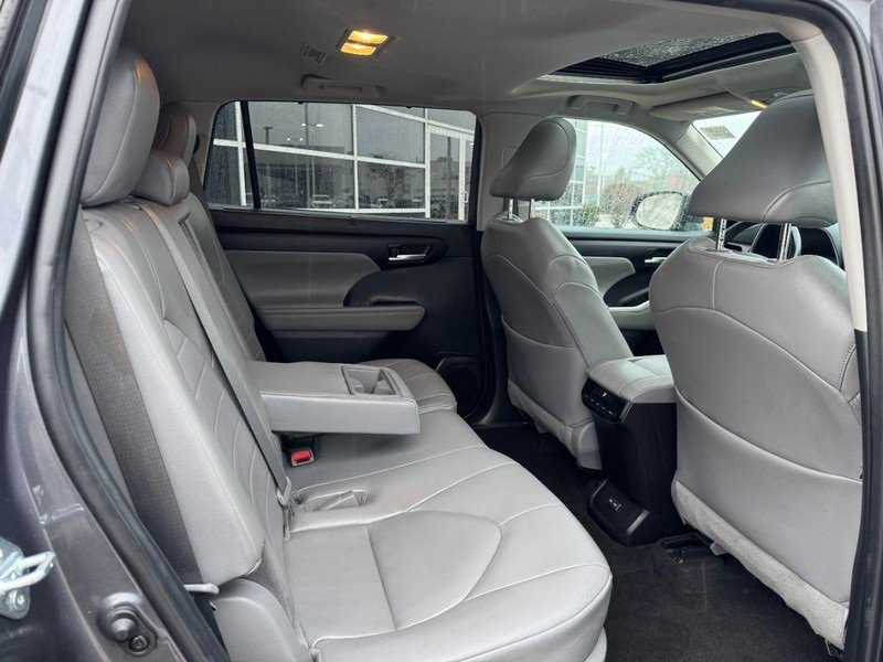 Used 2023 Toyota Highlander XLE image 10
