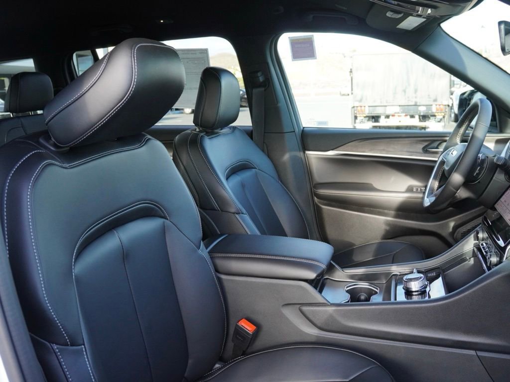 New 2025 Jeep Grand Cherokee L Limited w/ Black Appearance Package image 26