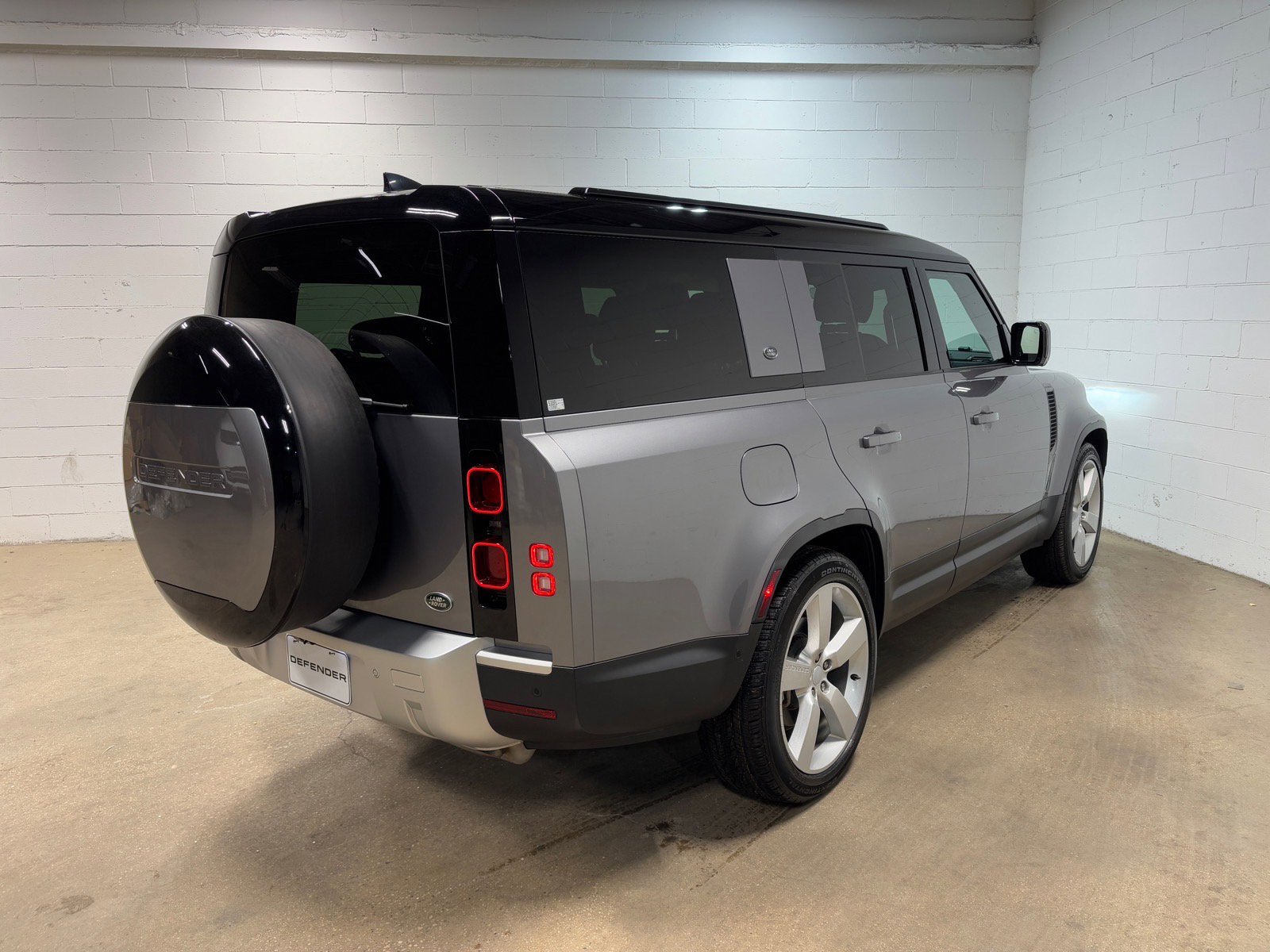 Used 2023 Land Rover Defender 130 SE image 6