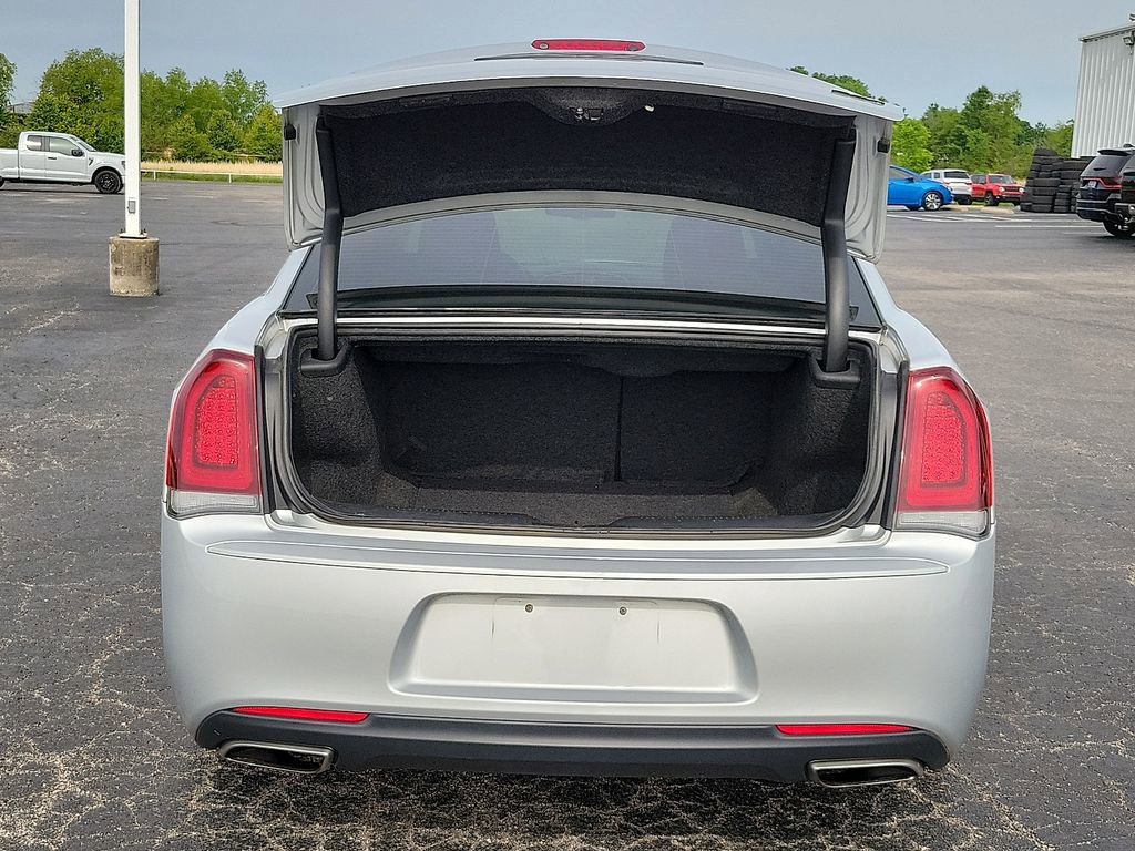 Used 2022 Chrysler 300 Touring w/ Sport Appearance Package RWD image 8