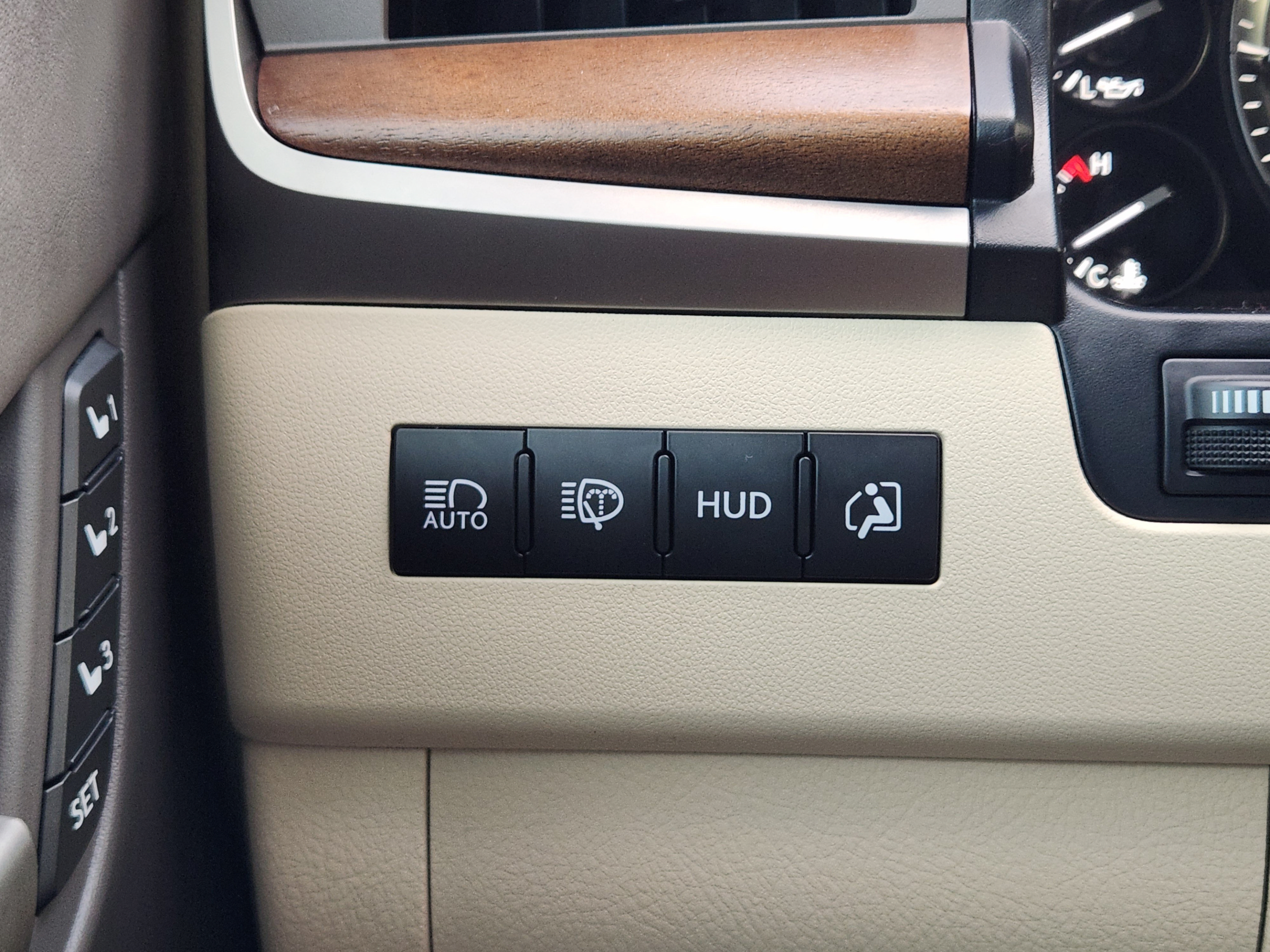 Used 2021 Lexus LX 570 4WD w/ Luxury Package image 20