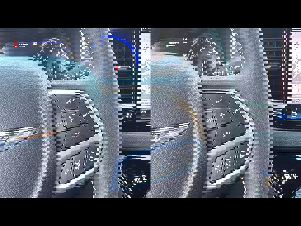 Used 2025 Chrysler Pacifica Select image 15