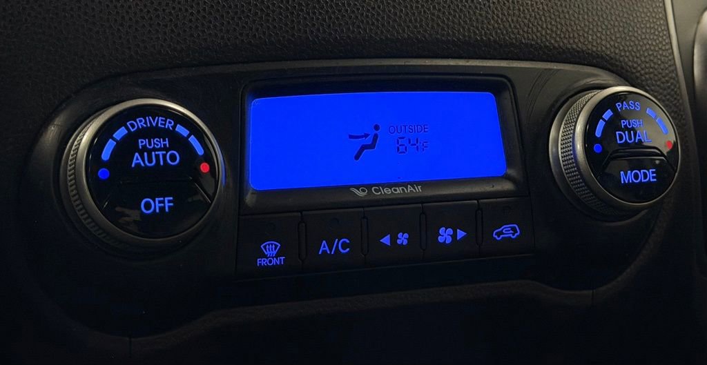 Used 2011 Hyundai Tucson Limited FWD image 18