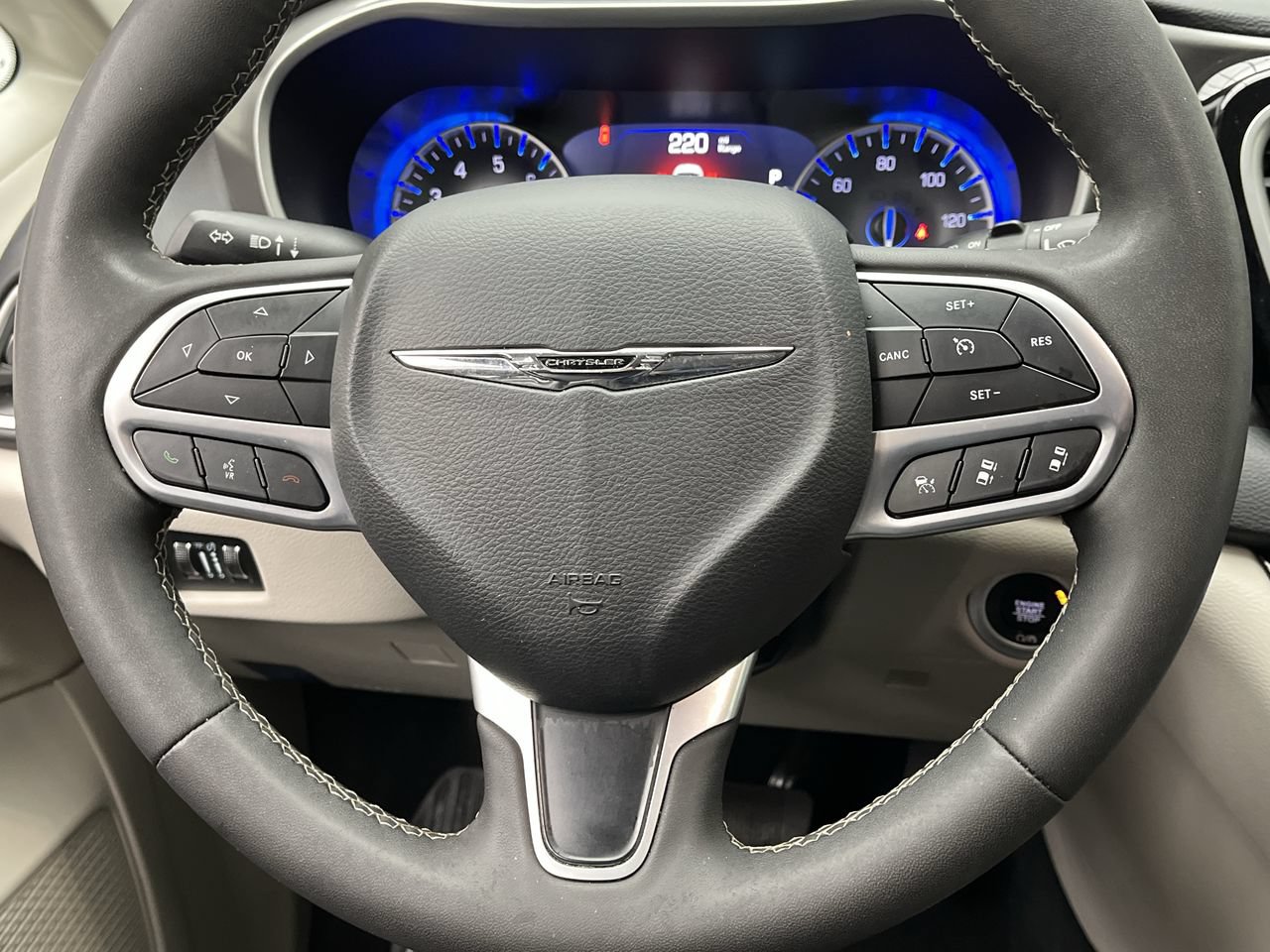 Used 2024 Chrysler Pacifica Touring-L FWD image 15