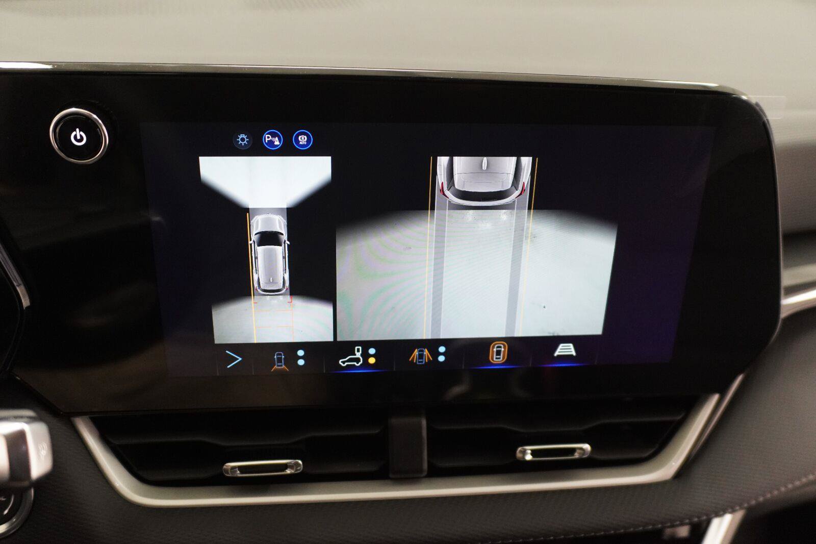 New 2027 Chevrolet Equinox LT w/ Safety and Technology Package FWD image 19