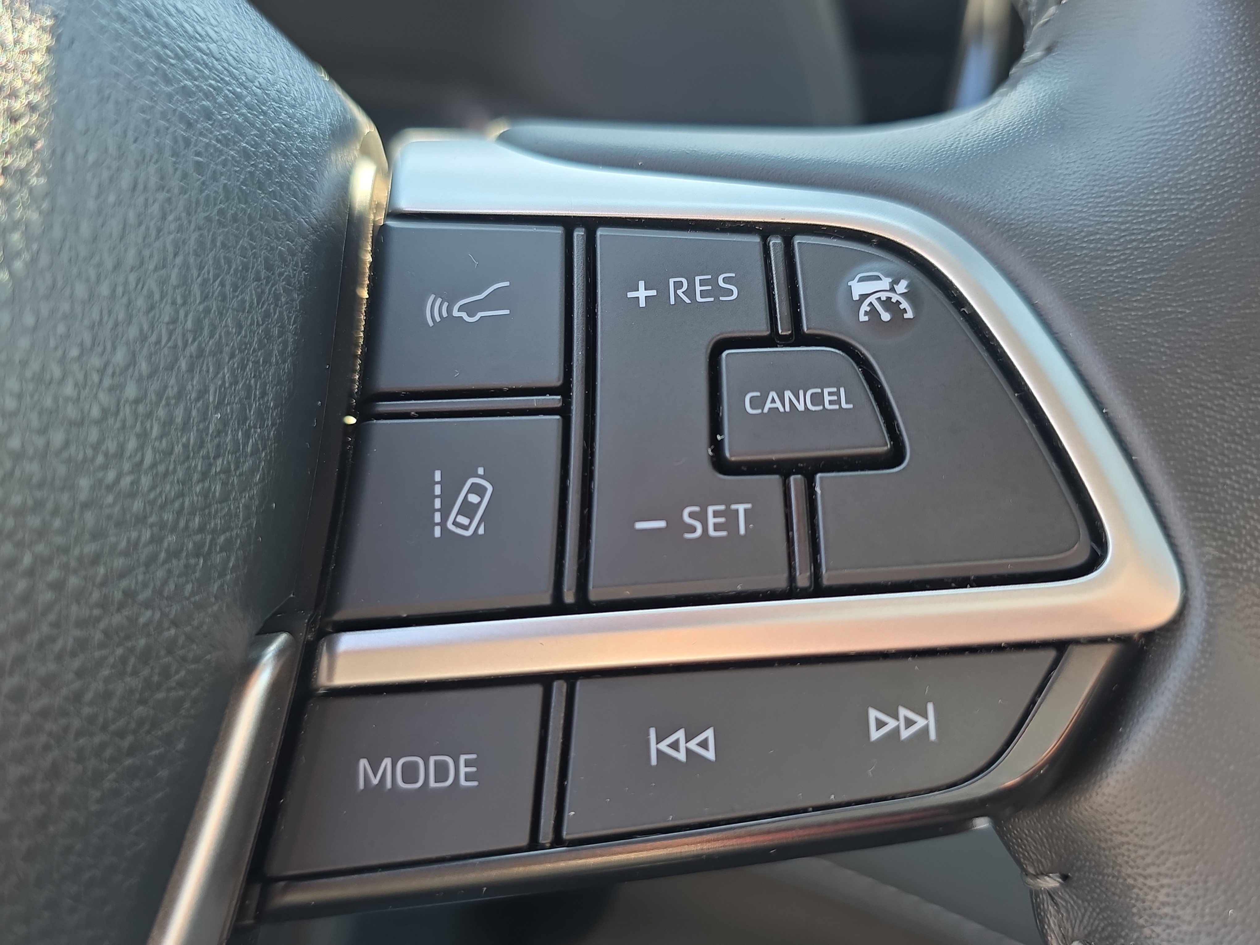 Used 2024 Toyota Highlander LE FWD image 31