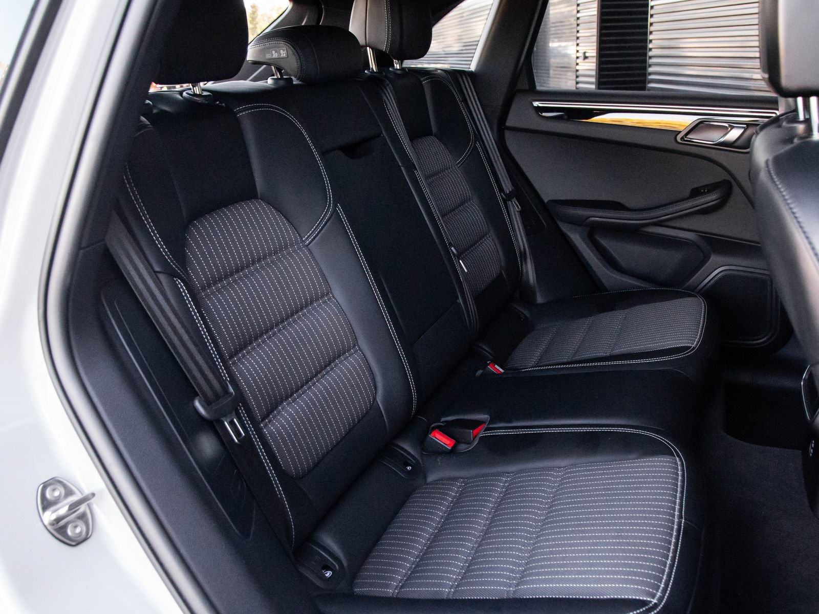 Certified 2023 Porsche Macan Turbo AWD/4WD image 21