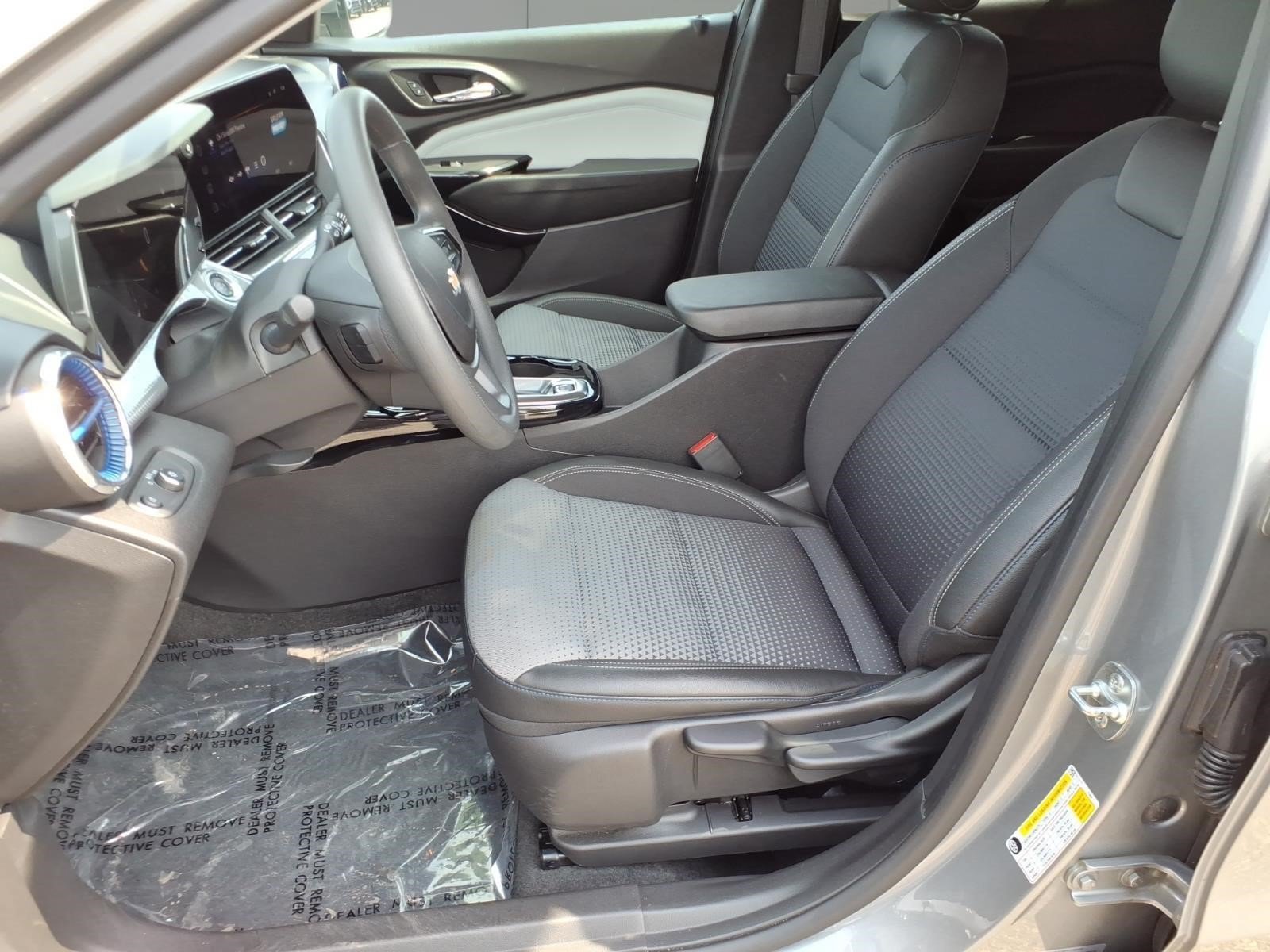 Used 2025 Chevrolet Trax LT FWD image 13