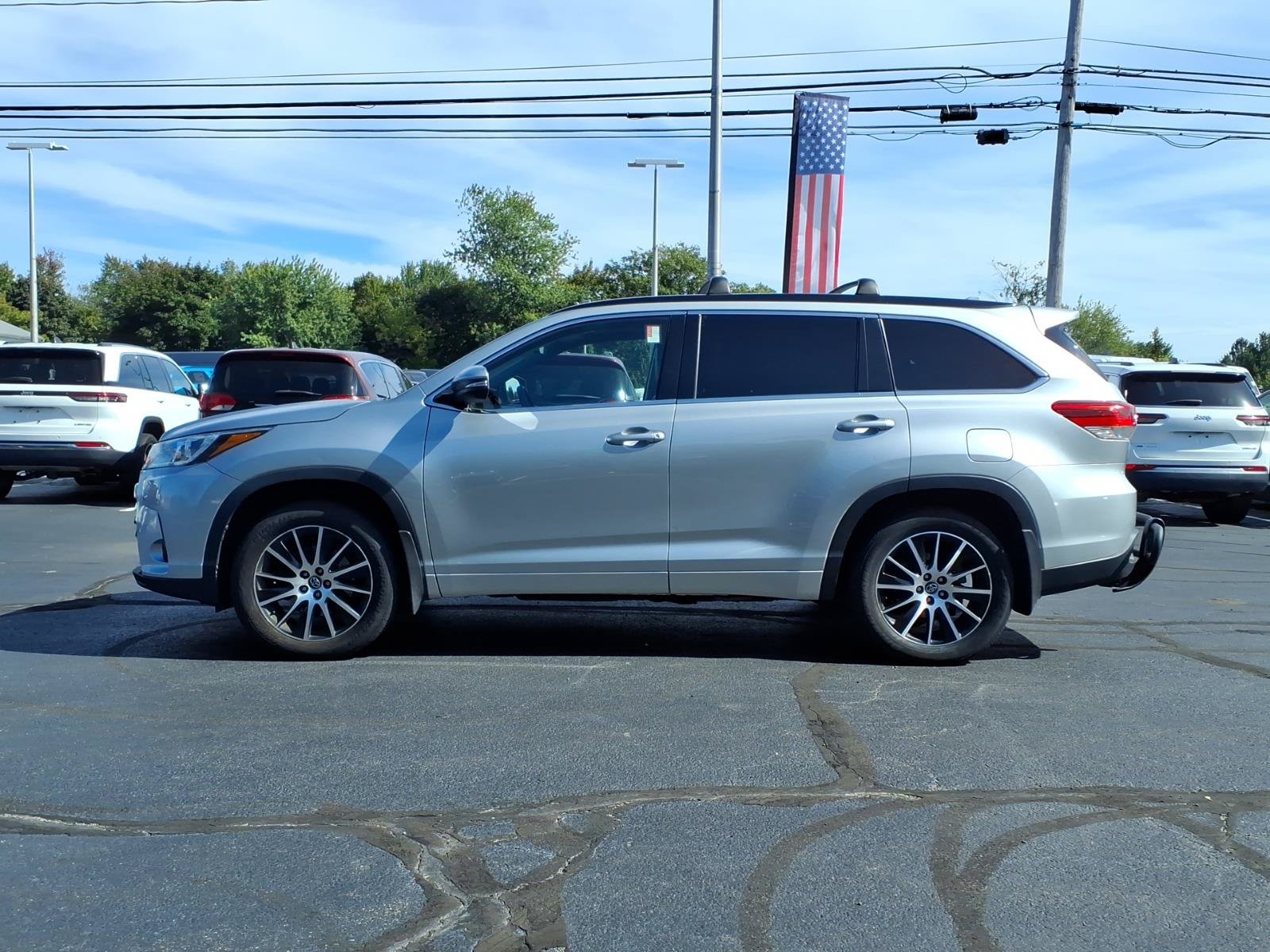 Used 2017 Toyota Highlander SE AWD/4WD image 4