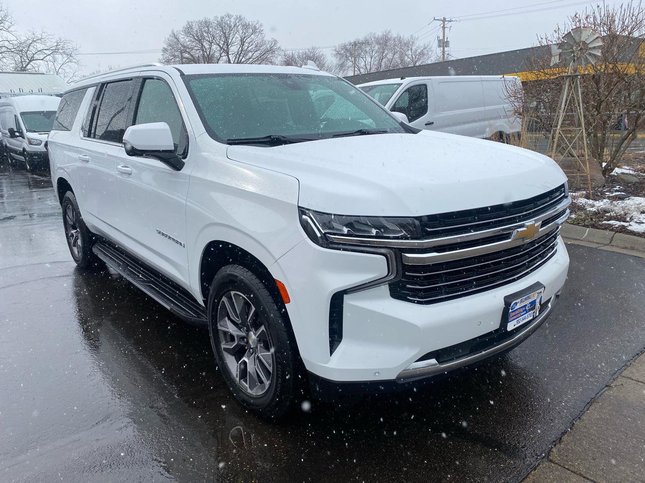 Used 2022 Chevrolet Suburban LT w/ Luxury Package image 3