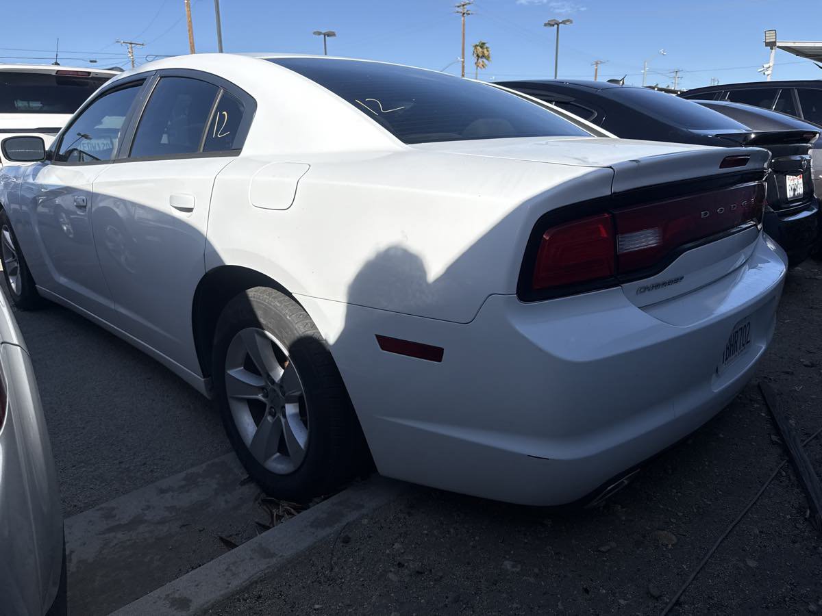Used 2011 Dodge Charger SE RWD image 2