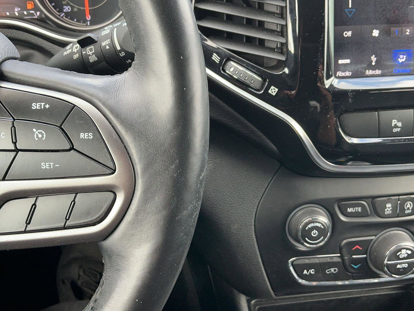 Used 2019 Jeep Cherokee Limited image 15