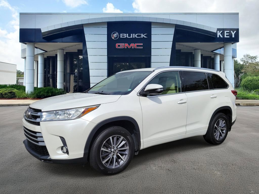 Used 2017 Toyota Highlander XLE image 2