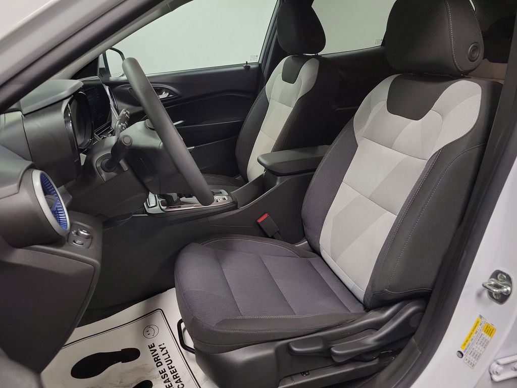 Used 2025 Chevrolet Trax LS w/ LS Convenience Package image 13