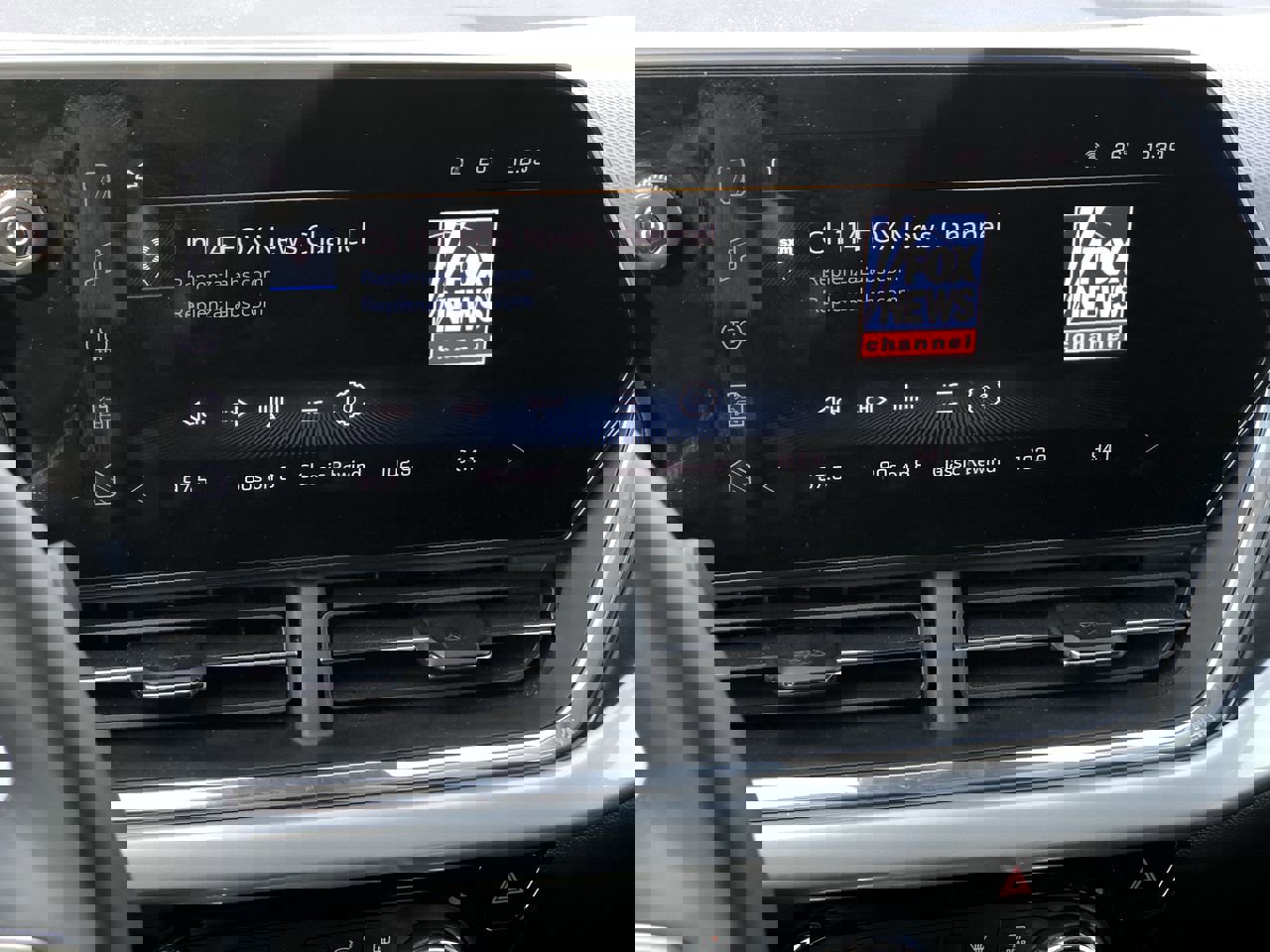 Used 2025 Chevrolet Trax LT w/ LT Convenience Package image 19