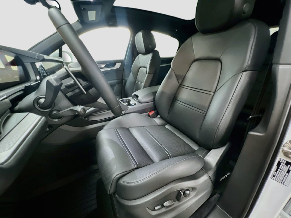 New 2026 Porsche Cayenne Coupe AWD/4WD image 5