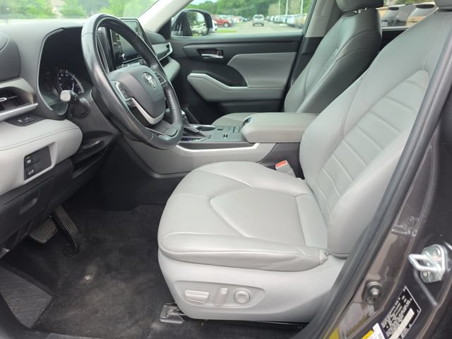 Used 2022 Toyota Highlander XLE FWD image 17