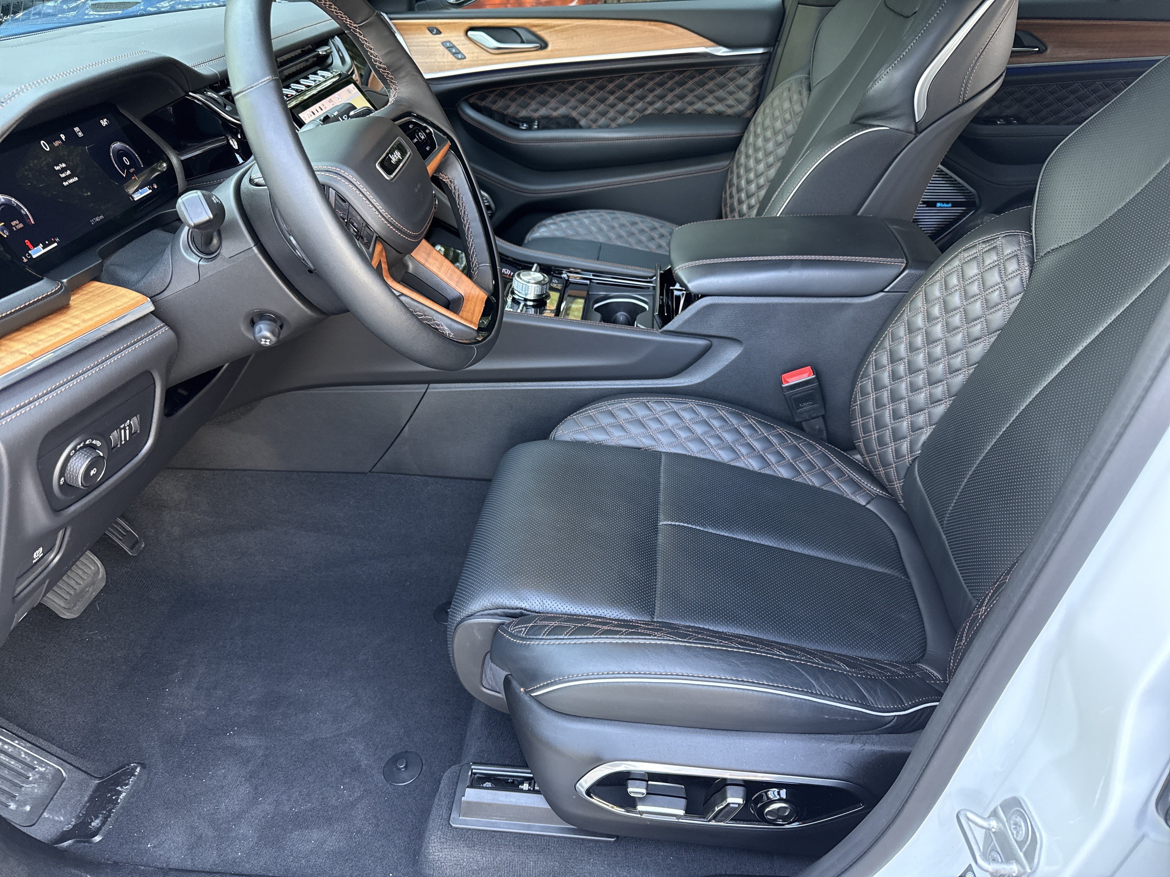 Used 2024 Jeep Grand Cherokee L Summit AWD/4WD image 9