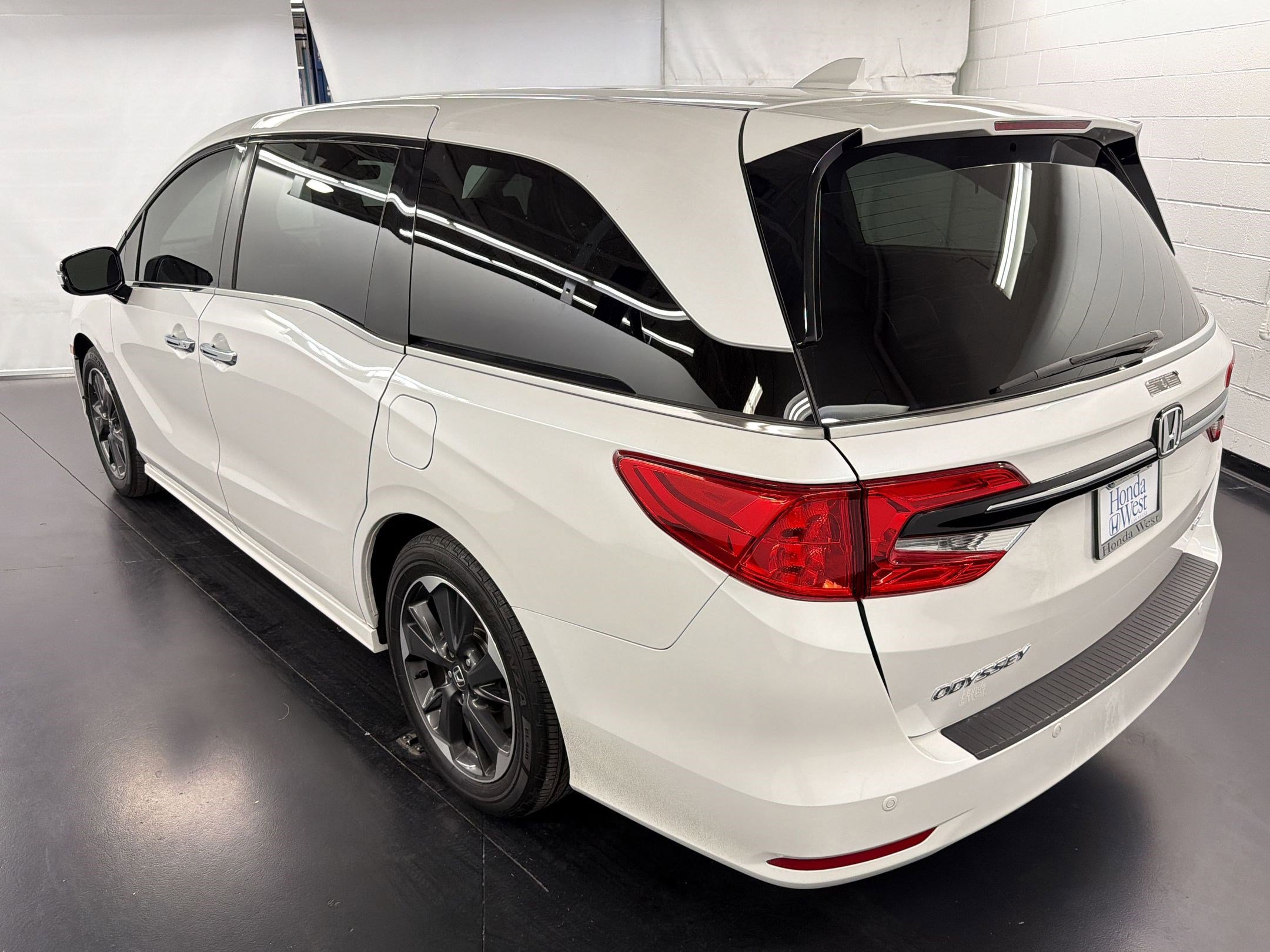 Certified 2023 Honda Odyssey Elite image 3