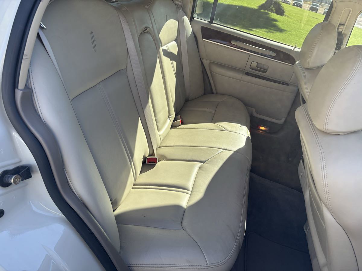 Used 2004 Lincoln Town Car Ultimate RWD image 12