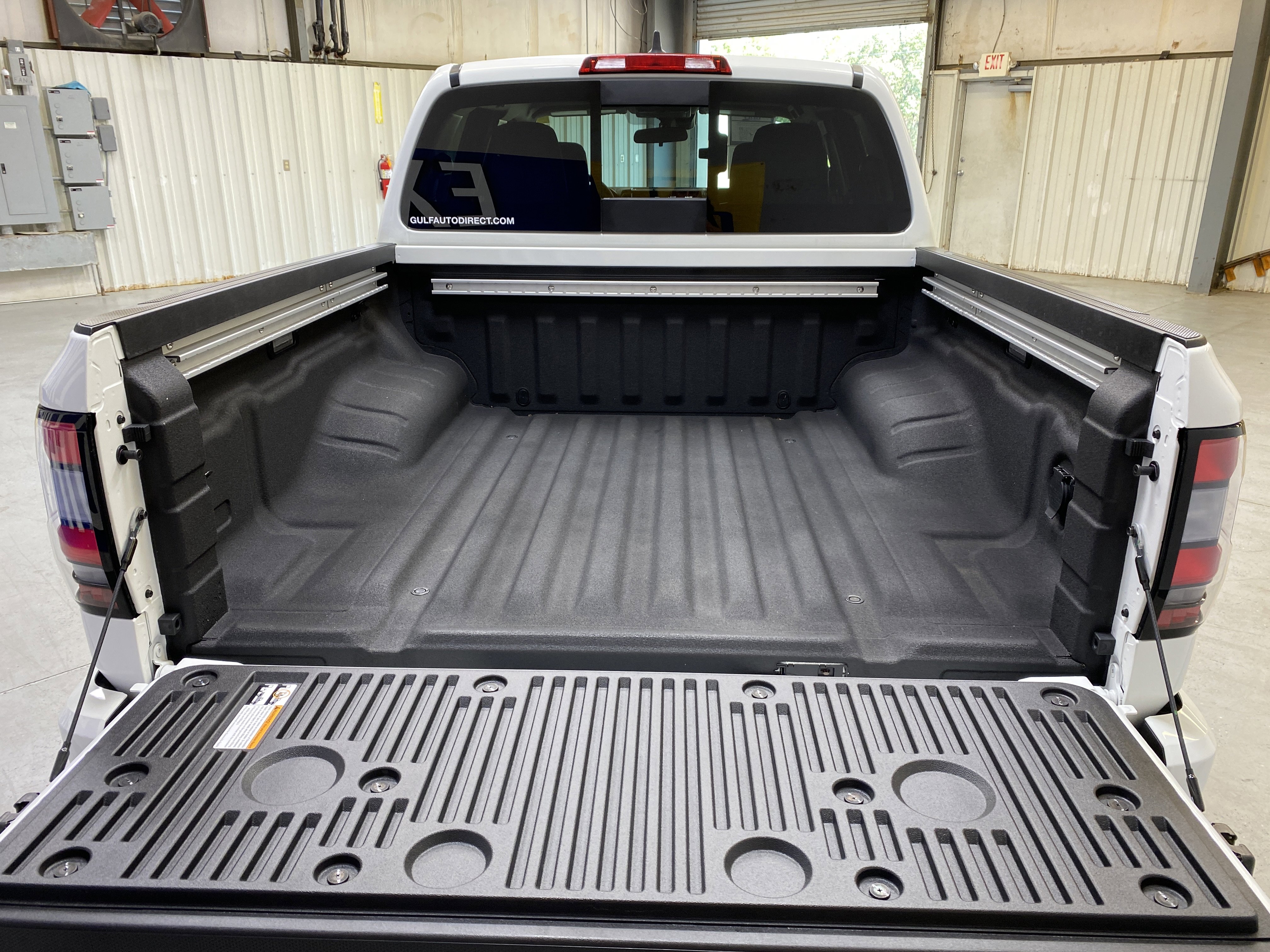 Used 2025 Nissan Frontier SV w/ SV Convenience Package image 27