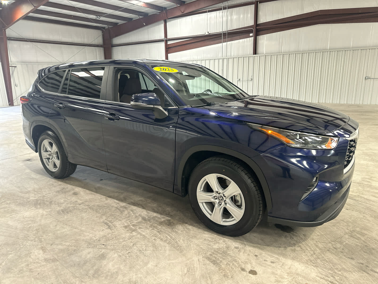 Used 2025 Toyota Highlander LE FWD image 7