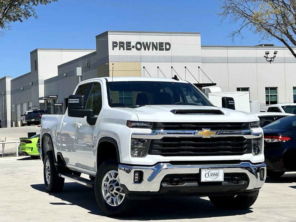 Used 2025 Chevrolet Silverado 2500 LT w/ Convenience Package AWD/4WD image 2