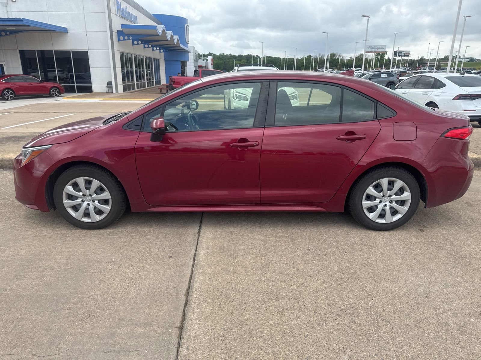 Used 2022 Toyota Corolla LE FWD image 2