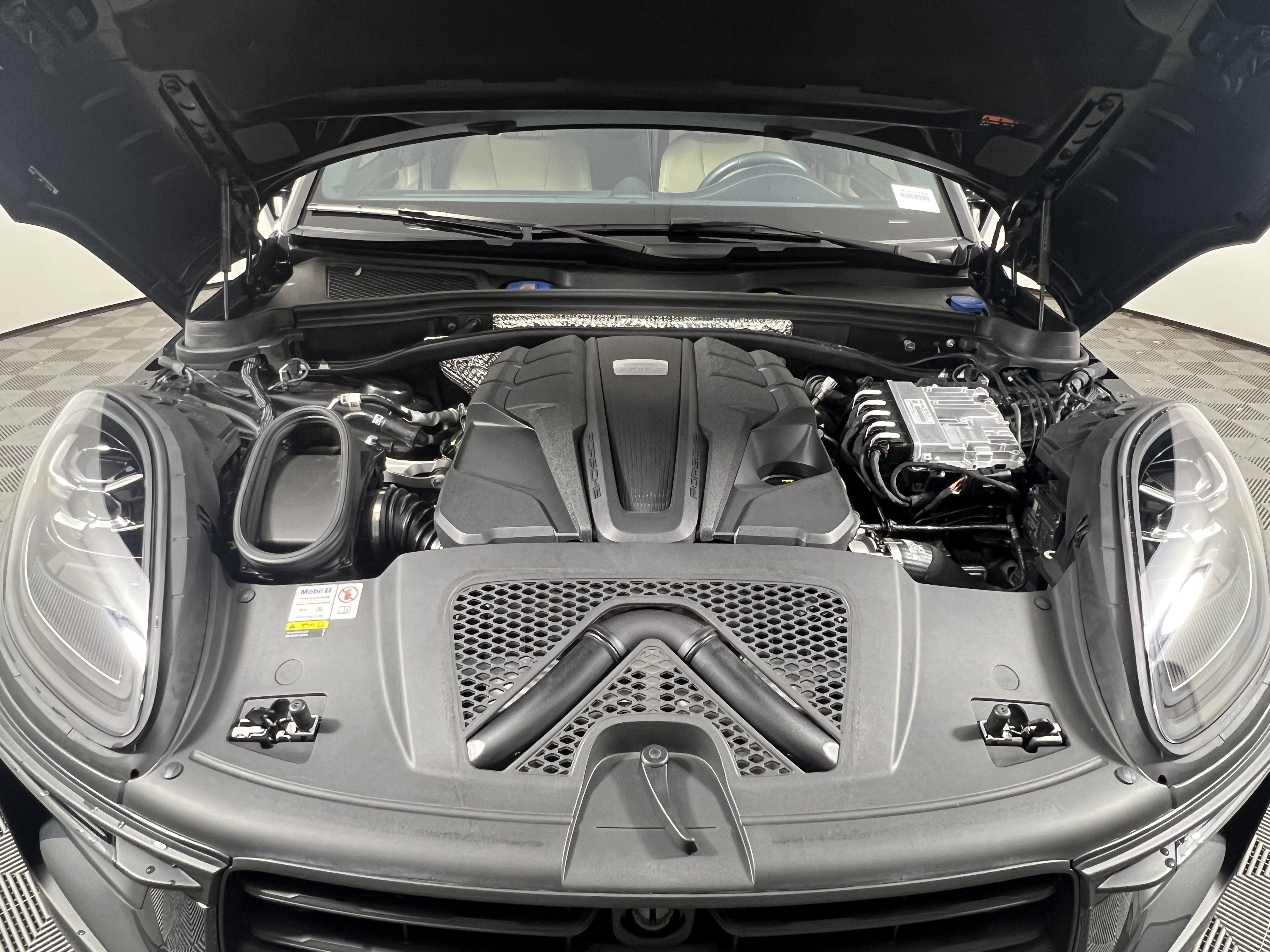 Certified 2024 Porsche Macan S AWD/4WD image 22
