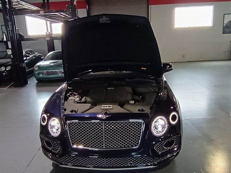 Used 2017 Bentley Bentayga image 38