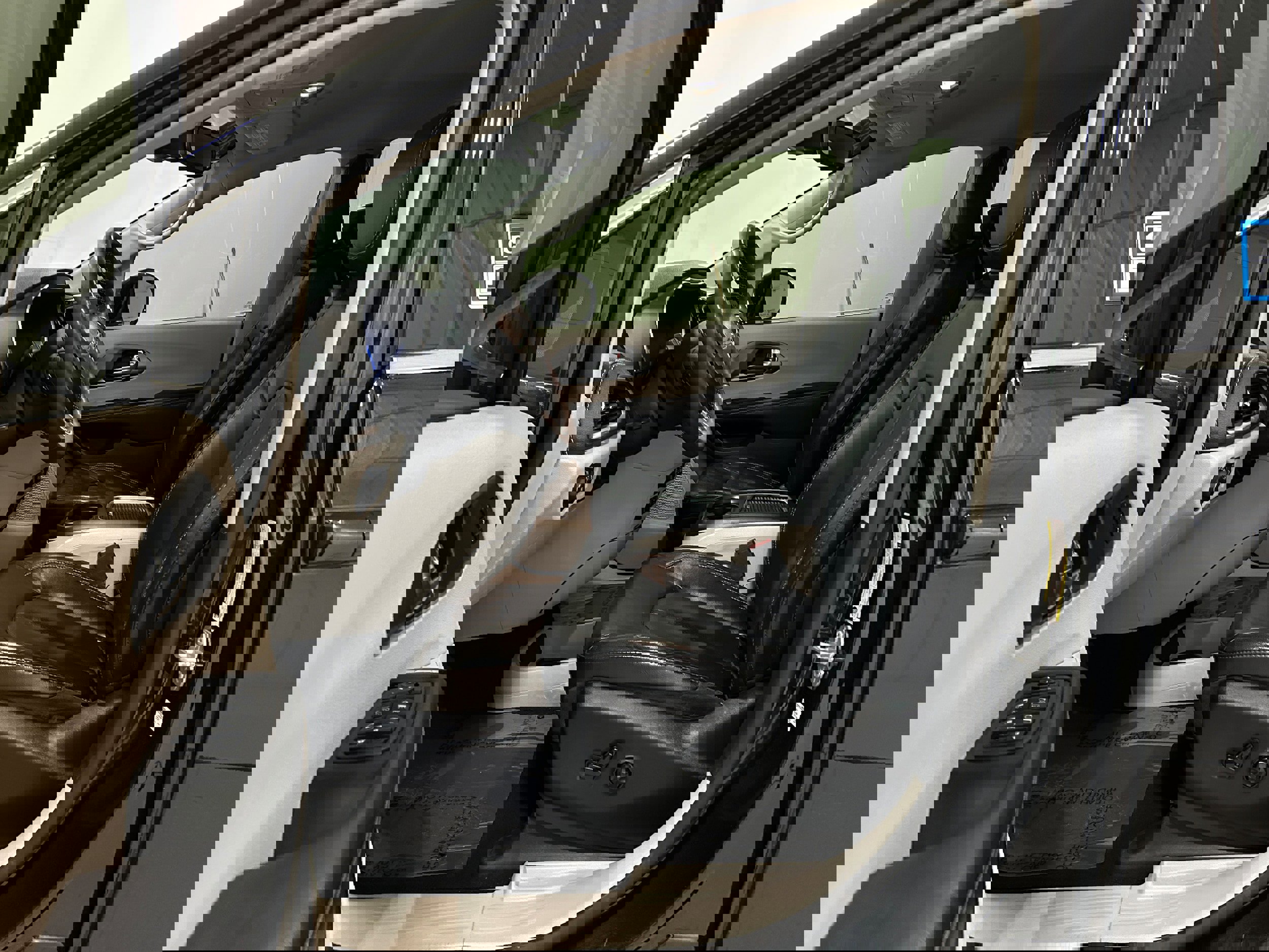 Used 2022 Chrysler Pacifica Touring-L image 4