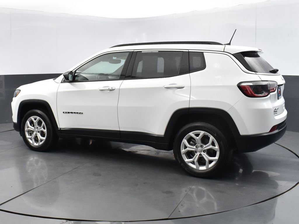 Used 2024 Jeep Compass Latitude image 2