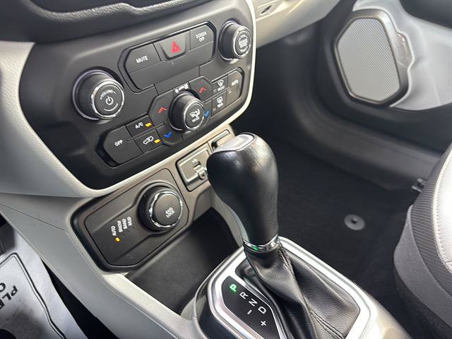 Used 2018 Jeep Renegade Limited w/ UConnect 8.4 Nav Group AWD/4WD image 25