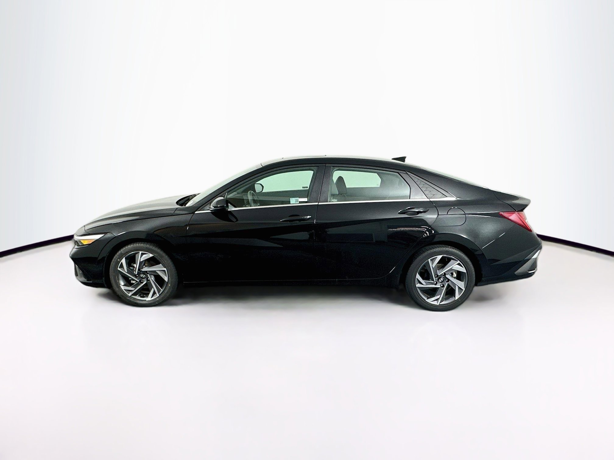 Used 2025 Hyundai Elantra SEL FWD image 4