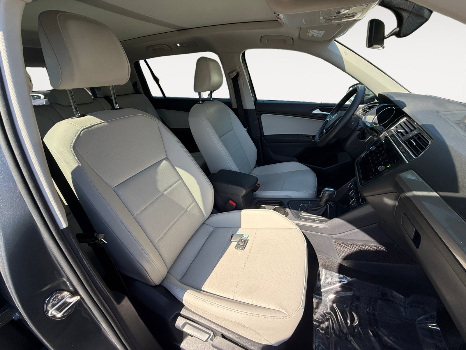 Used 2020 Volkswagen Tiguan SE w/ Panoramic Sunroof Package FWD image 19