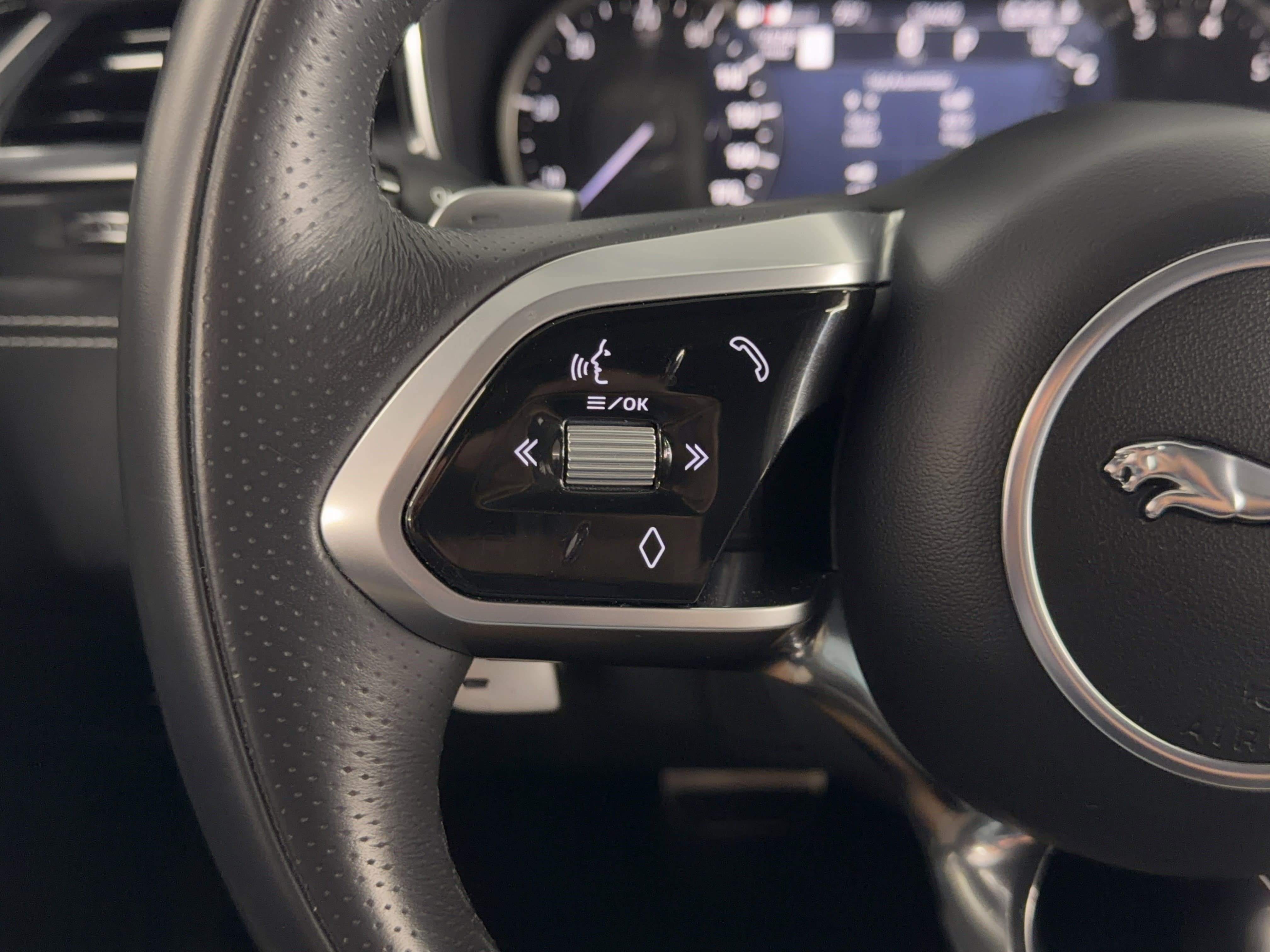 Used 2022 Jaguar XF R-Dynamic SE image 21