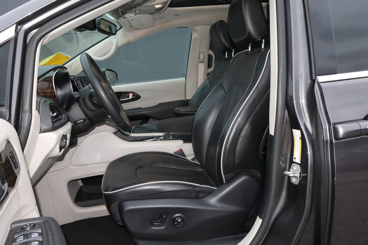 Used 2023 Chrysler Pacifica Limited FWD image 7