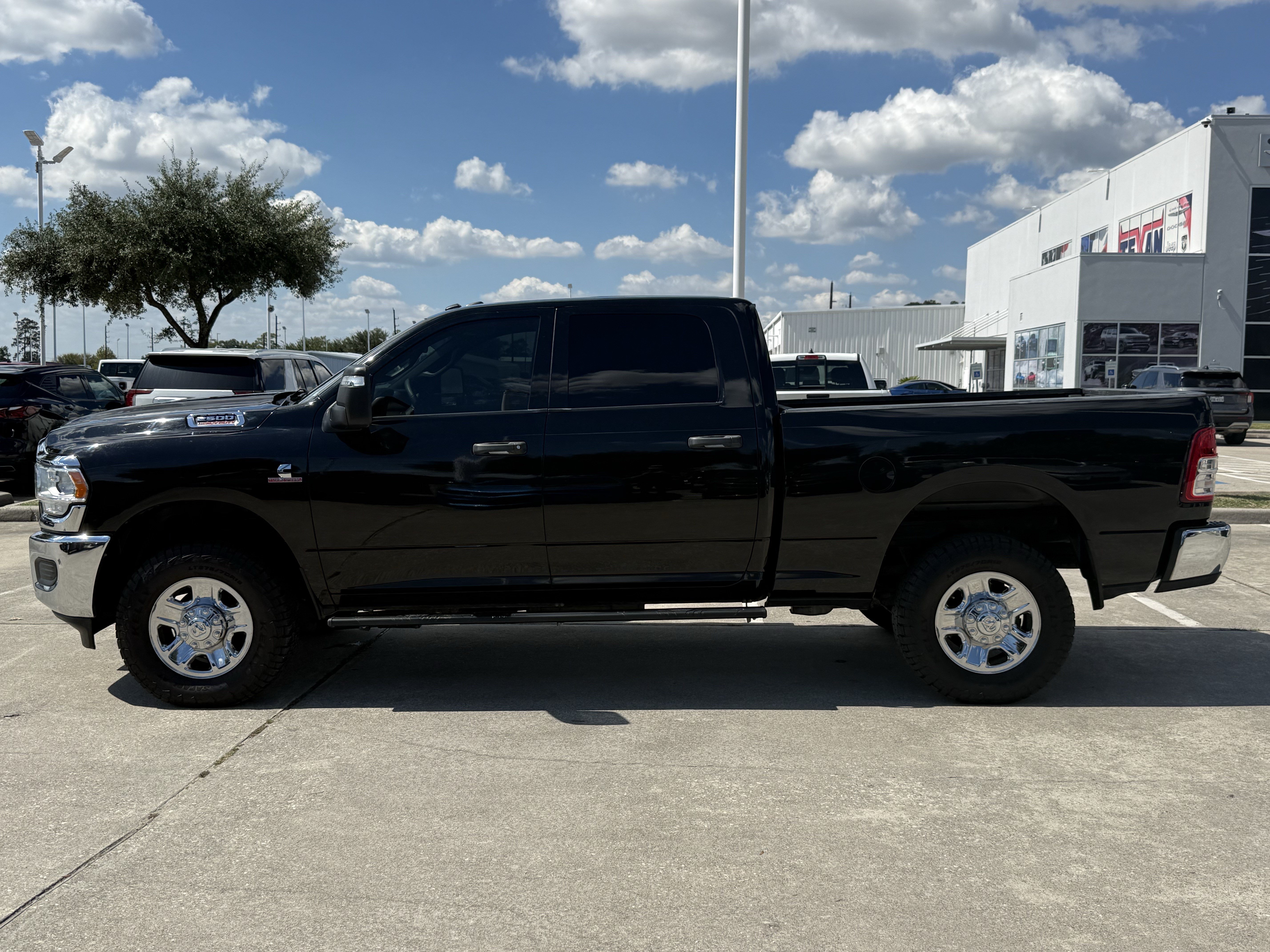 Used 2024 RAM 2500 Tradesman w/ Chrome Appearance Group AWD/4WD image 8